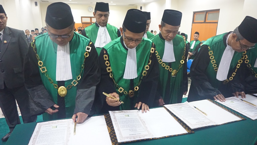 8. Tanda tangan pejabat